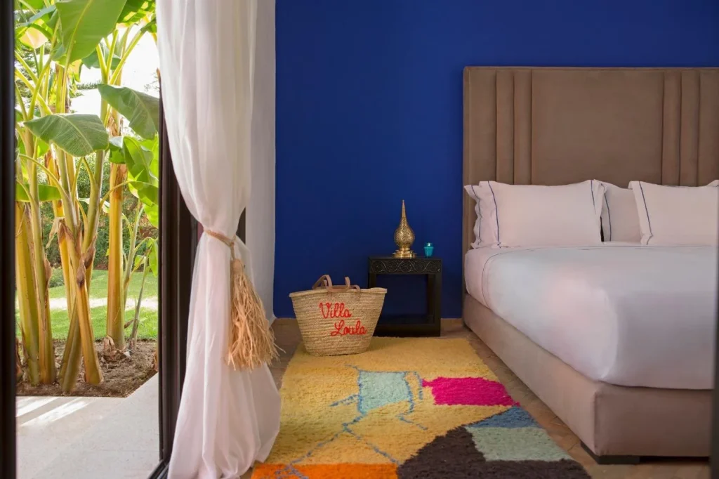 Villa Hotel Marrakech : Un Séjour Privé Entre Luxe, Confort et Authenticité Marocaine 3 Famille profitant d’une villa hôtel Marrakech